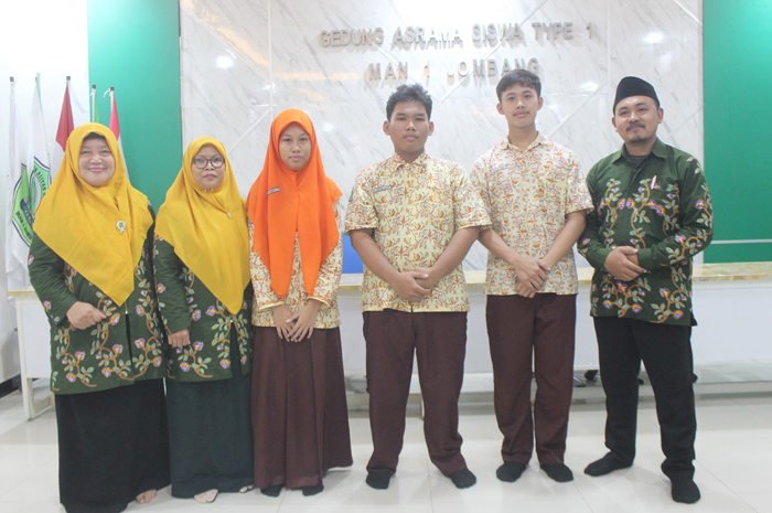 PANDAI: Juara OMI Sains Kabupaten 2025 Zeiza Anandhita Ramadhani (kiri), Ahmad Amiruddin Zakariya (tengah) dan Muhammad Fauzan Dzaki (kanan) bersama pembina.