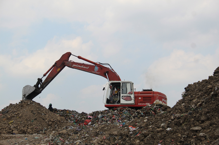 MENGGUNUNG: Timbunan sampah di area new landfill TPA Banjardowo kian menggunung, (23/9).