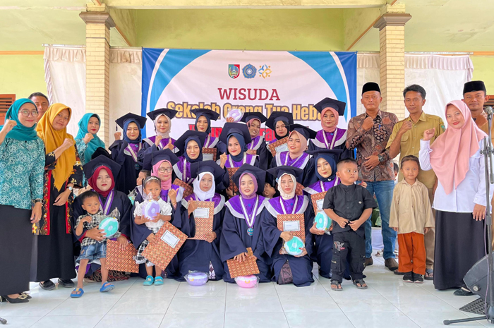KOMITMEN BERSAMA: Kepala Desa Murukan Muhamad Iqbal Firdaus bersama jajaran perangkat desa dan peserta wisuda SOTH Tunas Harapan Desa Murukan, Mojoagung, Jombang.