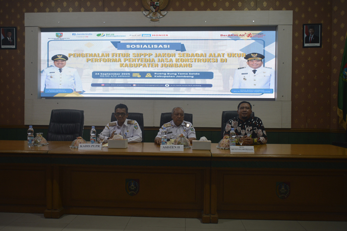 SERIUS: Kepala Dinas PUPR Jombang, Bayu Pancoroadi (kiri), dalam sosialisasi pengenalan fitur SiPPP Jakon, Rabu (25/9).