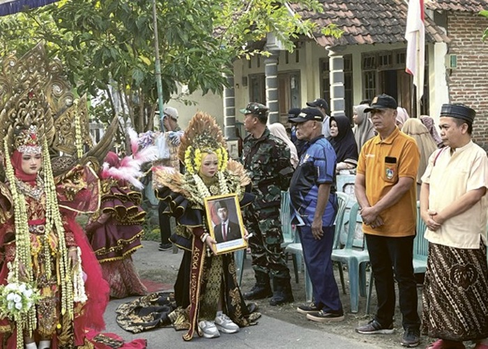 TELADAN: Wakil Ketua DPRD Jombang, HM Syarif Hidayatullah ST MMT (Gus Sentot), memberangkatkan karnaval JMR ke-22 Dusun Belut, Desa Ngumpul, Kecamatan Jogoroto, Jombang, Minggu (21/9).