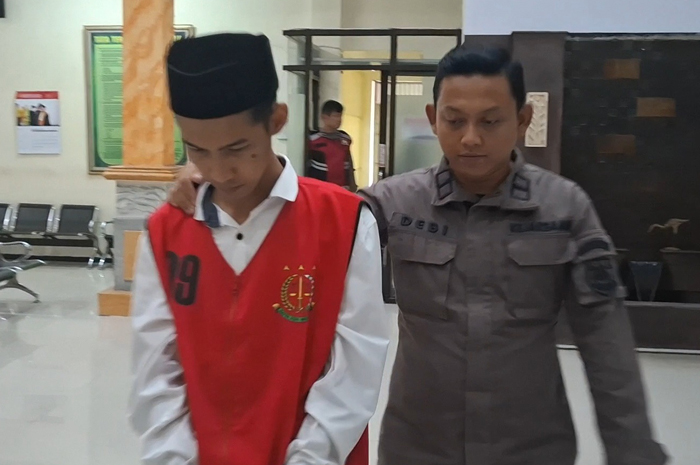 Febri Wahyudi, 26, kapster barbershop yang menjadi terdakwa kasus pembunuhan terhadap karyawan Indomaret di Jombang.
