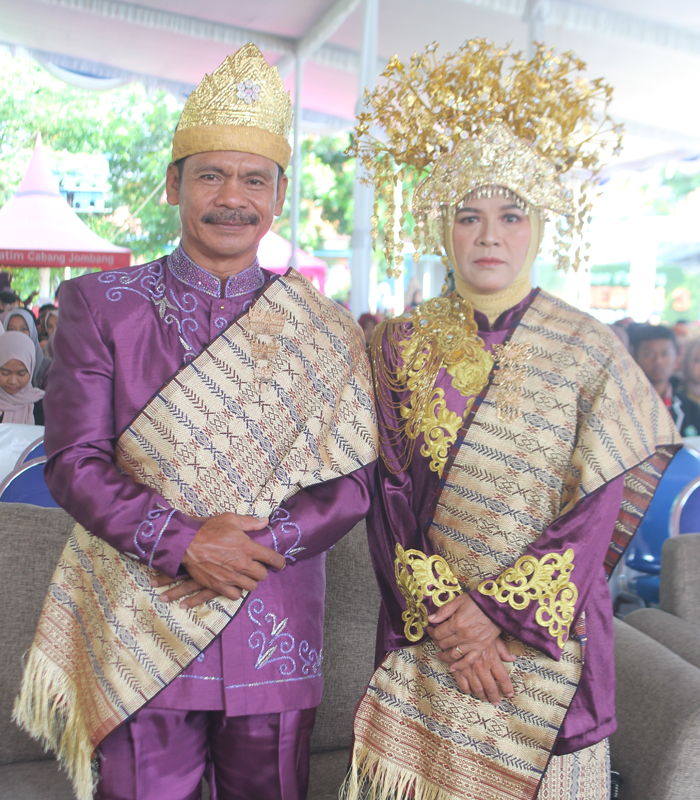 Ba&rsquo;i, Plt Kepala SMAN 3 Jombang didampingi istri.