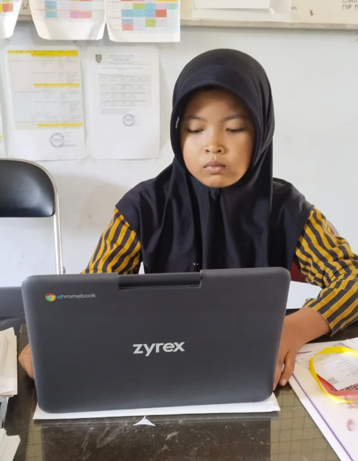 MENGULANG: Natasya Dwi Oktaviani, siswi SDN Jarak 1 Kecamatan Jogoroto masih berusaha login ke sistem untuk mengerjakan soal ANBK.