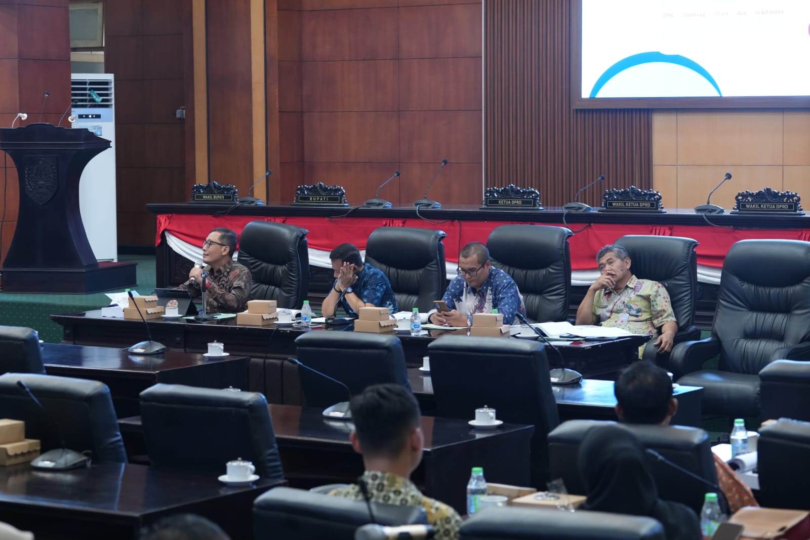 SERIUS: Bapemperda DPRD Jombang mengundang steakholder  untuk membahas raperda wisata.