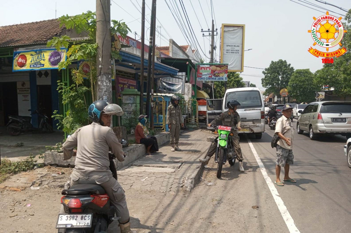 Satpol PP Kabupaten Jombang menggelar razia dan mengamankan lima orang di sekitar Taman Mastrip, Jalan KH Wahid Hasyim, (23/9).