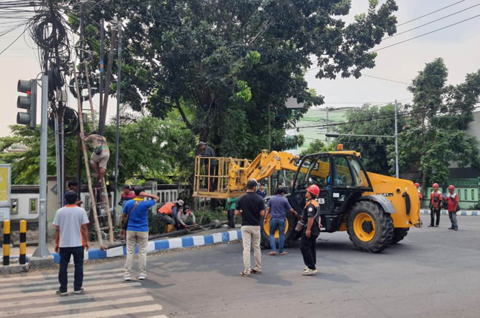 DITERTIBKAN: Tim gabungan Pemkab Jombang saat melakukan penertiban di Jl Bupati R Soedirman, (26/9).