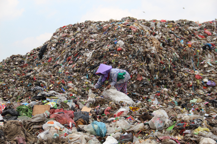 DIKERUK: Warga berada di area landfill baru TPA Banjardowo, Jombang, (26/9).