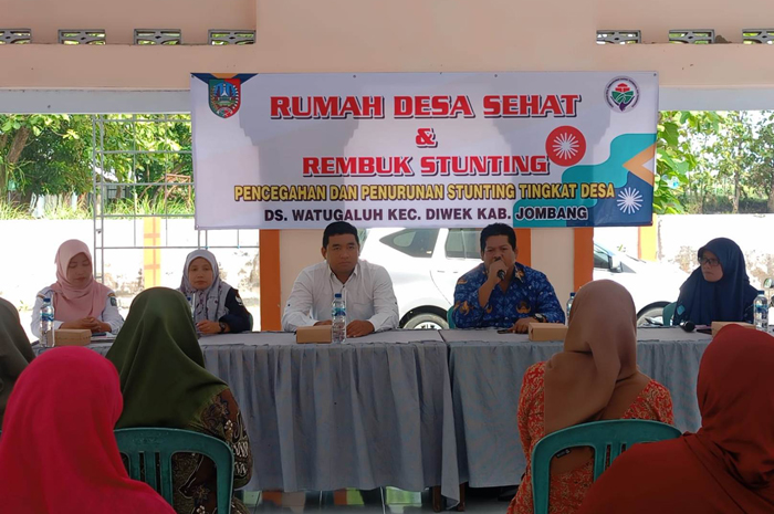 PEDULI KESEHATAN WARGA: Kepala Desa Watugaluh Feryanto bersama narasumber saat memberikan sosialisasi rumah desa sehat dan rembuk stunting di pendopo kantor Desa Watugaluh.