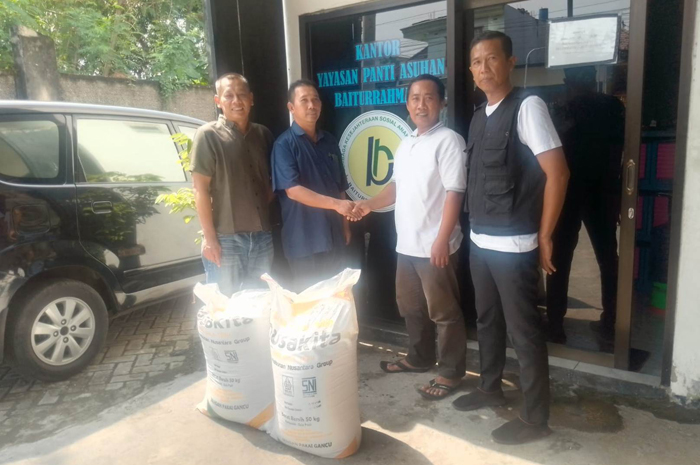 PEDULI: Manajemen PT SGN PG Djombang Baru (pakaian biru) menyerahkan santunan kepada salah satu yayasan panti asuhan di Jombang.