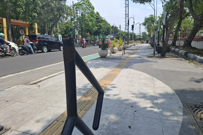 TAK LAGI UTUH: Kondisi patung stickman di trotoar Jl KH Wahid Hasyim, Jombang yang rusak (18/9).