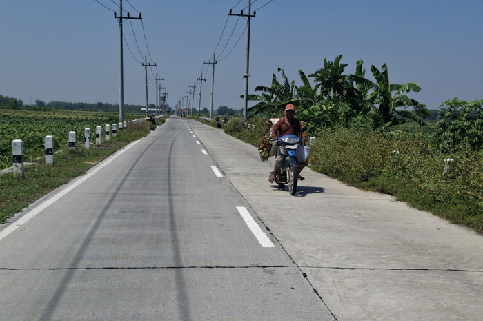 MULUS: Jalan ruas Ploso-Sumbergondang Kecamatan Kabuh, Jombang ini dibangun pemerintah pusat dan akan menyambung dengan jalur kawasan industri utara Brantas (24/9).