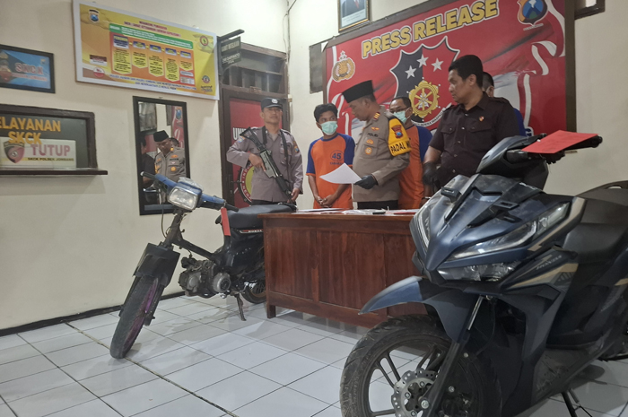 Nanang Iswahyudi, 37, warga Desa Pulolor, Kecamatan Jombang, harus meringkuk di sel tahanan.