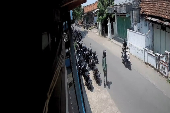 KONANGAN: Pelaku pencurian motor yang terekam CCTV di Desa/Kecamatan Megaluh, Jombang, Jumat (26/9) siang.