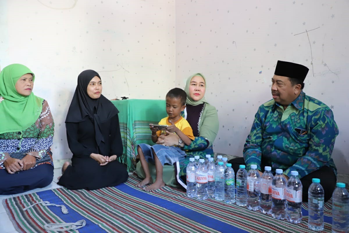 PEDULI: Bupati Jombang Warsubi didampingi Ketua Tim Penggerak PKK Kabupaten Jombang, Yuliati Nugrahani mengunjungi bocah yang menderita jantung bawaan, Sabtu (27/9).
