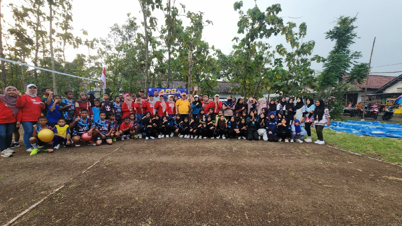 SEHAT BERSAMA: Kepala Desa Godong Dwi Marwati bersama seluruh tamu undangan dan anggota ARG Volleyball Club saat acara peresmian di lapangan desa.