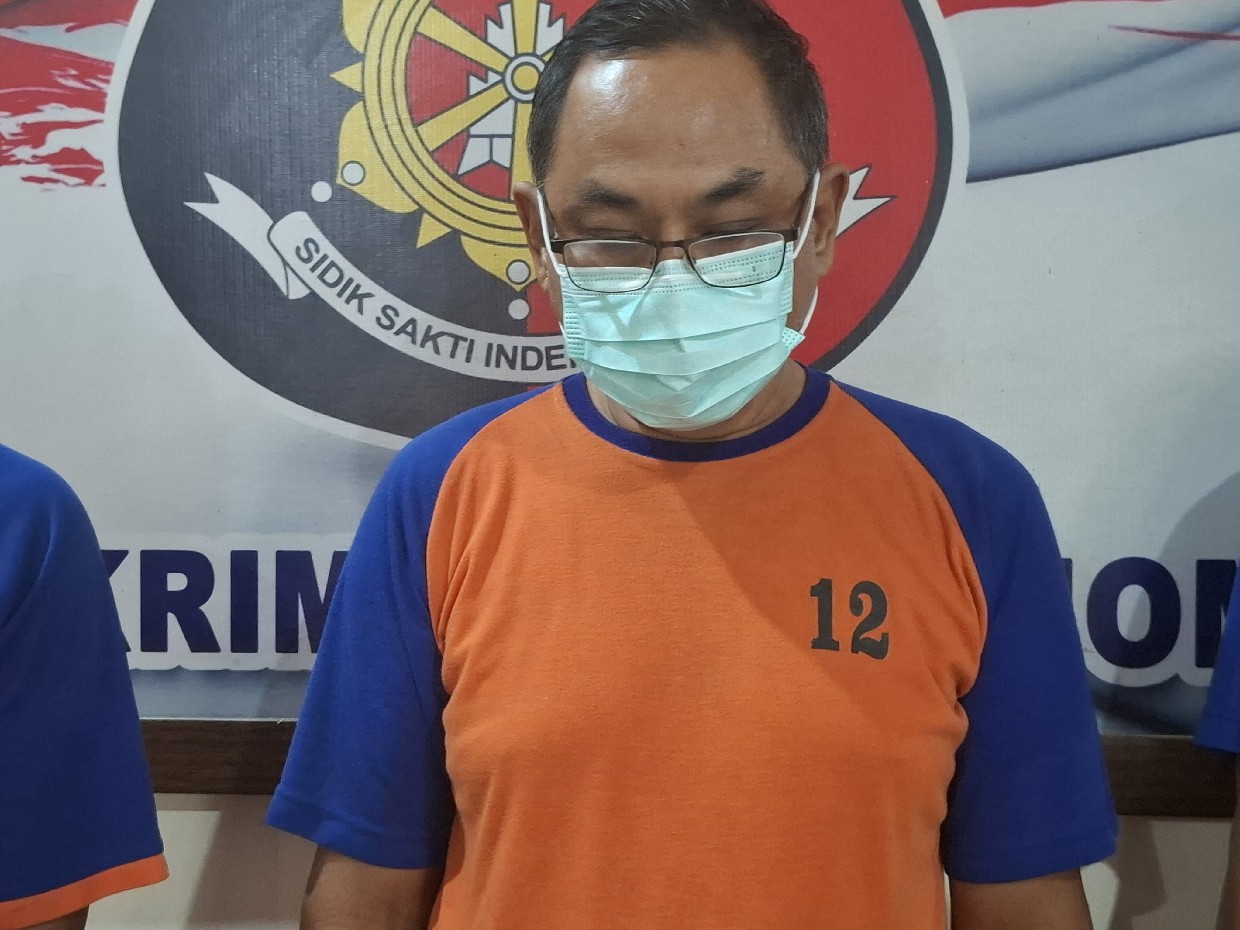 DITAHAN: Kuncoro Hadiyanto saat diamankan di Polsek Jombang.