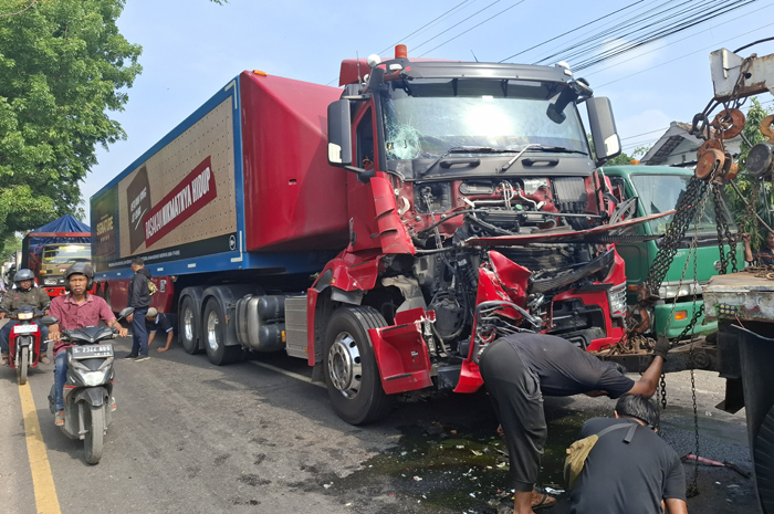 Dua truk besar terlibat kecelakaan di Jalan Raya Brigjen Kretarto, Desa Sambongdukuh, Kecamatan/Kabupaten Jombang, Senin (29/9) pagi.