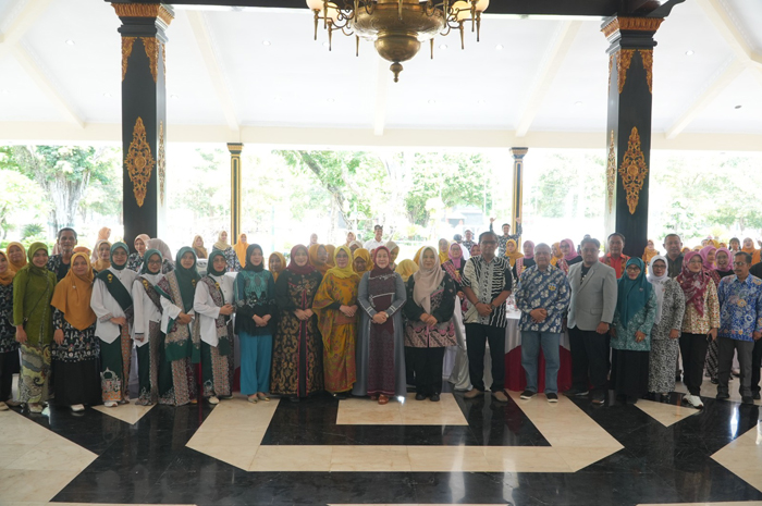 Ketua Tim Penggerak PKK Kabupaten Jombang, Yuliati Nugrahani Warsubi. bersama tamu kehormatan dan seluruh peserta yang hadir di Pendopo Kabupaten Jombang.