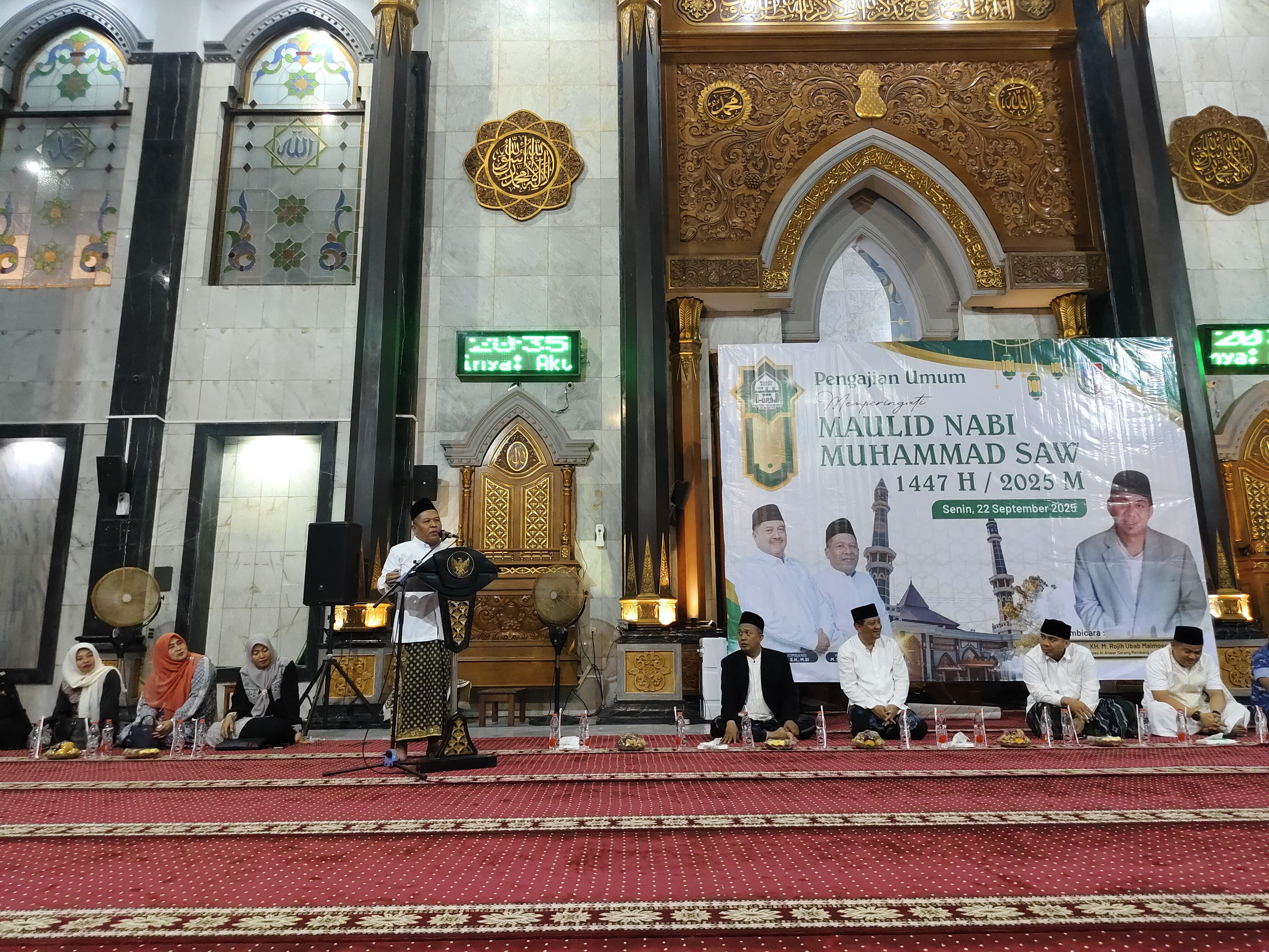 Wabup Jombang Salmanudin bersama jajaran forkopimda dan Sekdakab Jombang serta KH M Rojih Ubab Maimoen di Masjid Agung Baitul Mukminin Jombang.