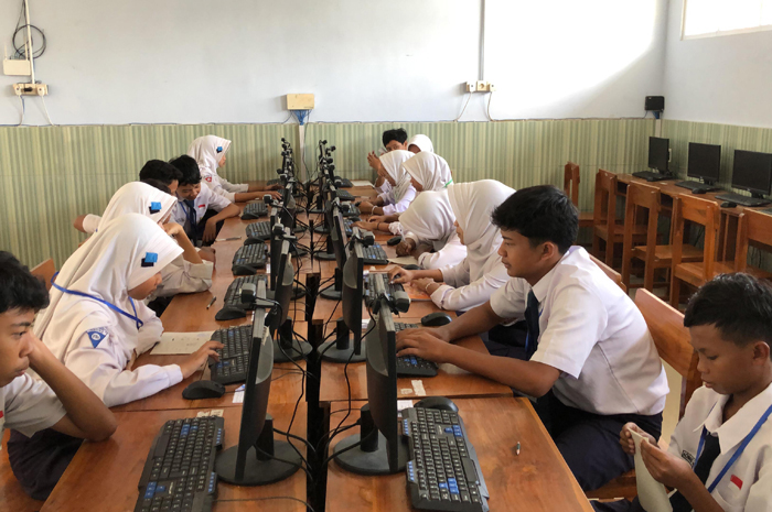SERIUS: Siswa SMPN 2 Ngoro, Jombang saat belajar di lab komputer (15/9).