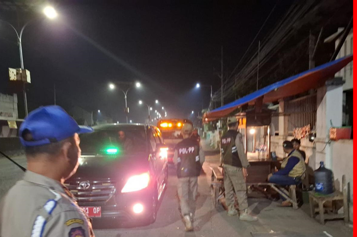 Satpo PP Jombang menyasar warung angkringan yang melanggar aturan jam operasional serta pedagang kaki lima (PKL) yang berjualan di lokasi terlarang.