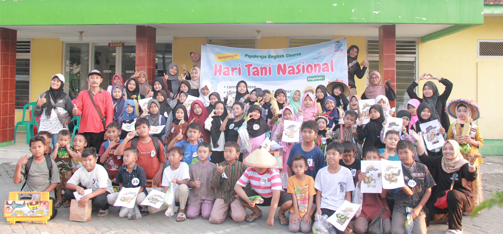 LESTARIKAN ALAM: Seluruh anggota dan peserta Pojokrejo English Course saat perayaan hari tani nasional.