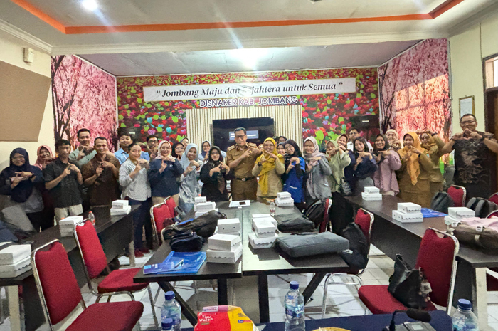 SERIUS: Kepala Disnaker Jombang, Isawan Nanang Risdianto, saat sosialisasi aplikasi Talenta kepada 26 perusahaan yang menggunakan tenaga kerja asing, Selasa (30/9).