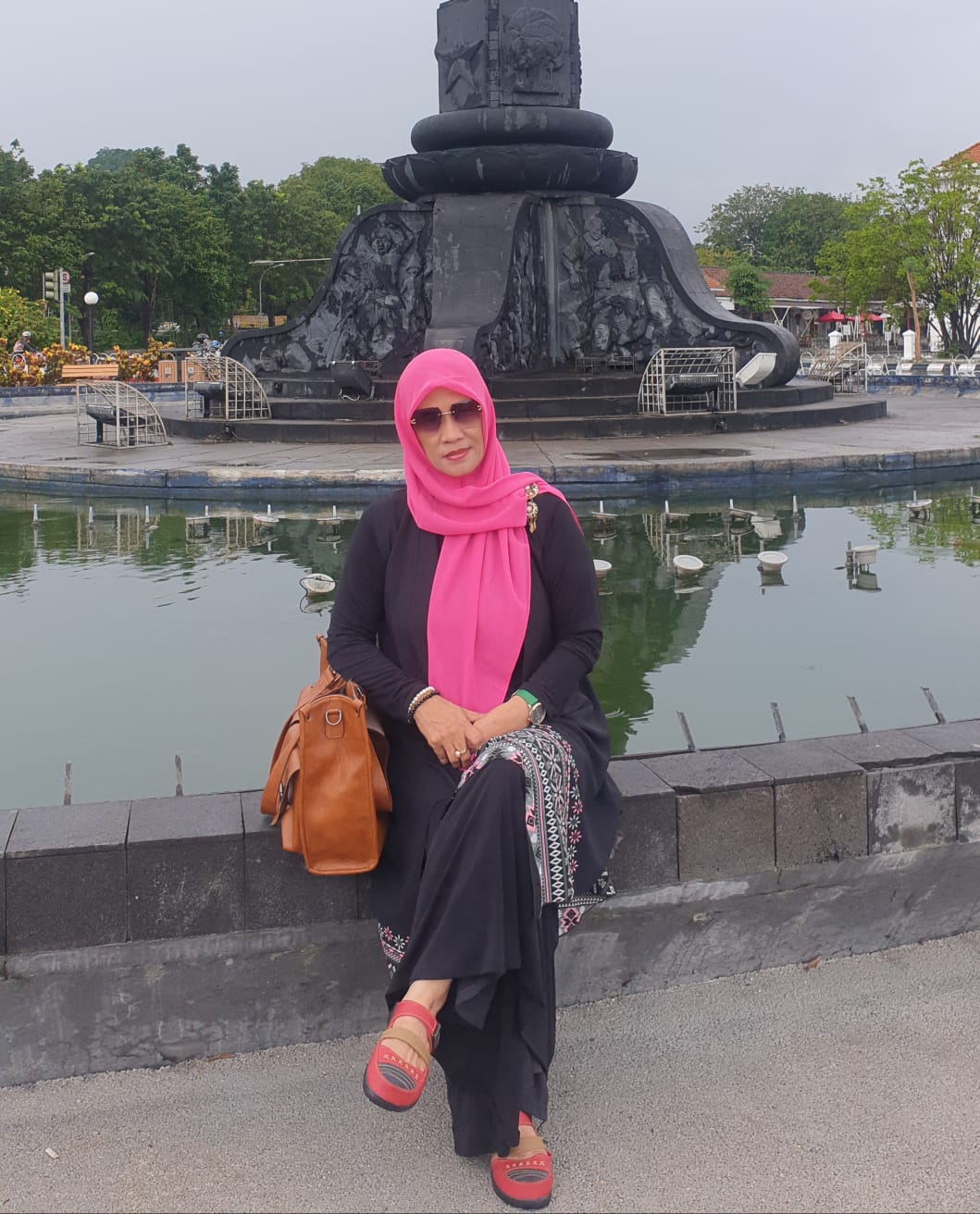 Dr Ir Emmy Hamidah MP selain dosen juga tetap menempatkan keluarga sebagai prioritas utama.