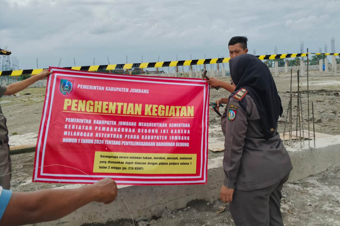 Satpol PP Kabupaten Jombang menghentikan aktivitas pembangunan dua pabrik di Desa Gambiran, Kecamatan Mojoagung pada Selasa (30/9).