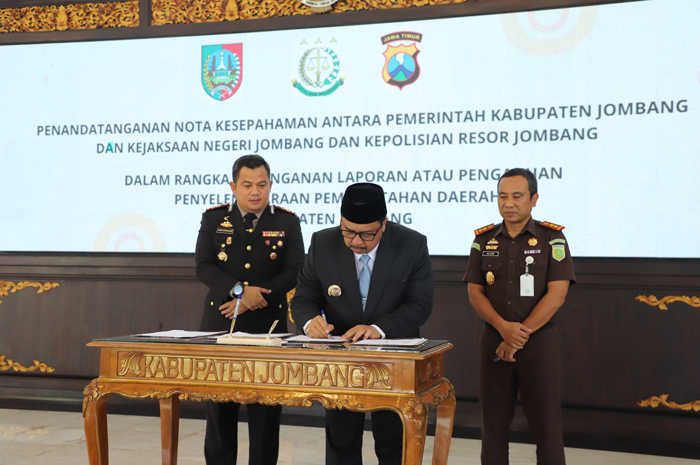 SINERGI: Bupati Warsubi, Kepala Kejaksaan Negeri, Nul Albar, dan Kapolres Jombang, AKBP Ardi Kurniawan, saat menandatangani  MoU, (1/10).