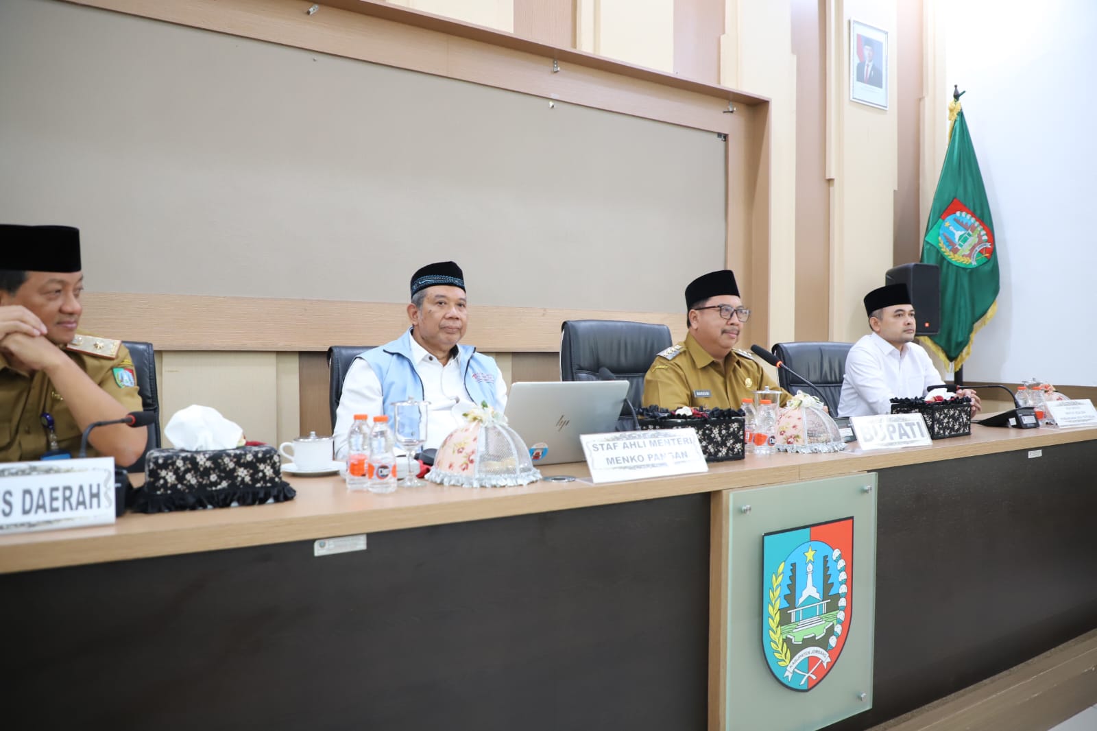 BAHAS PROGRAM: Bupati Jombang mendampingi Staf Ahli Bidang Ekonomi Maritim Kemenko Pangan, Sugeng Santoso saat melakukan monev di Pendopo Kabupaten, Senin (30/9) siang.