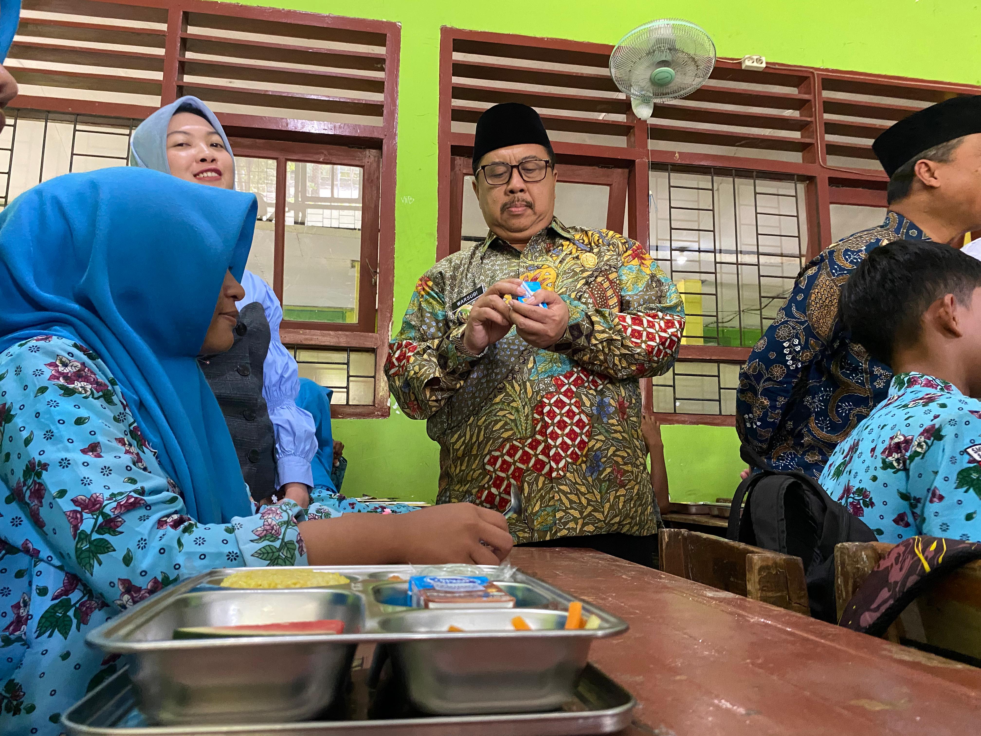 Bupati Jombang Warsubi melakukan sidak pelaksanaan MBG di Sumobito