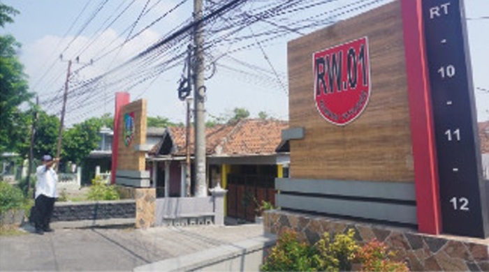 BAGUS: Sekretaris Desa Keplaksari Hariyono menunjukkan realisasi pembangunan gapura di Dusun Keplak, Desa Keplaksari, Peterongan, Jombang.