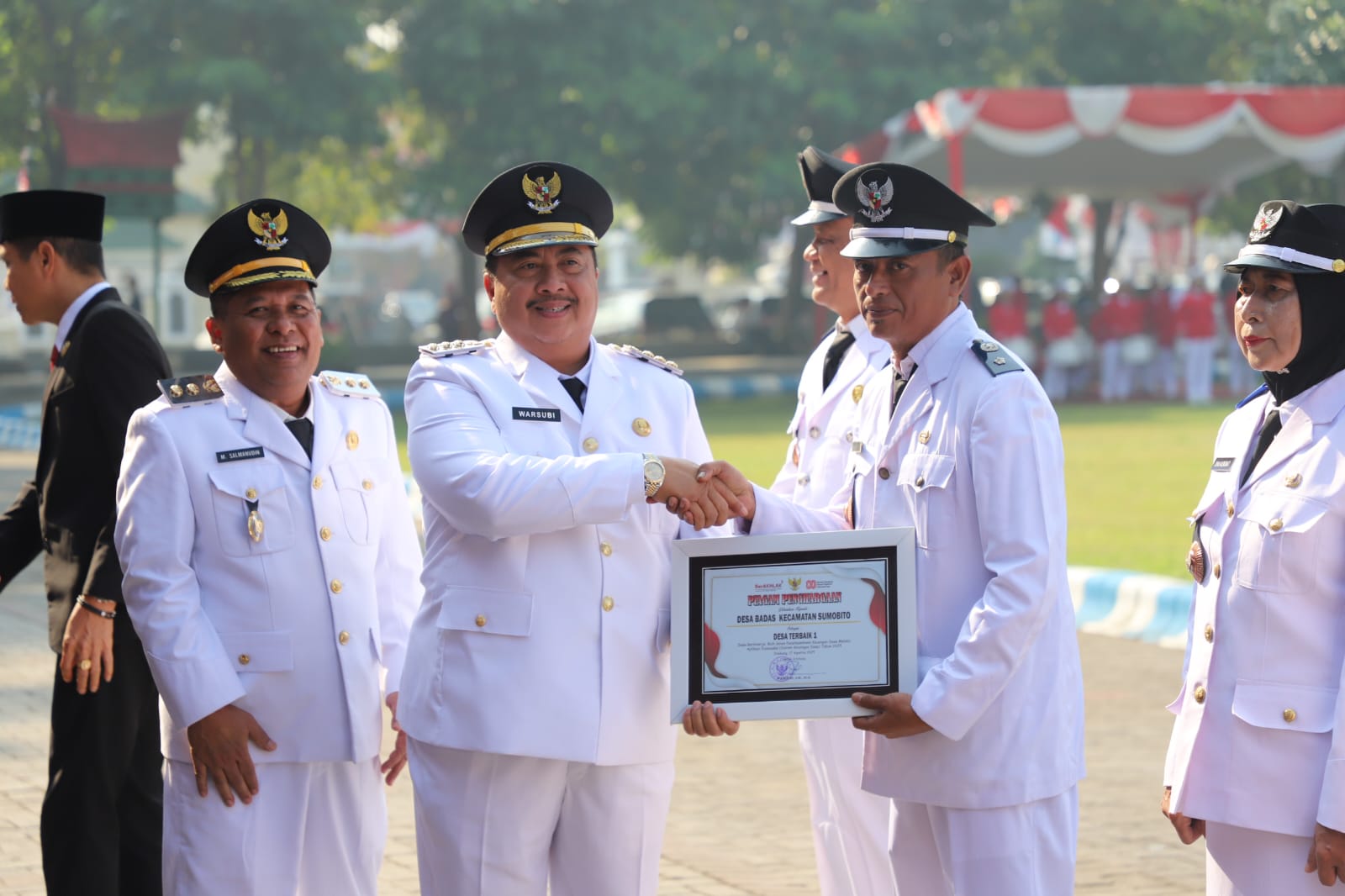 Kepala Desa Badas M. Aziz menerima piagam penghargaan dari Bupati Jombang Warsubi sebagai desa berkinerja baik ke-1 dalam penatausahaan keuangan desa