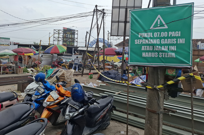 Pedagang di antara proyek revitalisasi Pasar Ploso, Jombang.