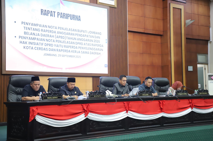 KOMPAK: Pimpinan DPRD Jombang saat paripurna (29/9).