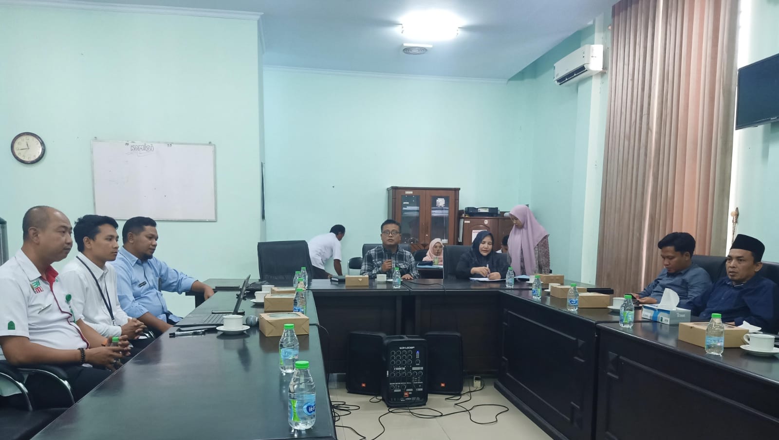 Komisi B DPRD Kabupaten Jombang menggelar rapat dengar pendapat bersama Perumda Aneka Usaha Seger, Rabu (1/10).