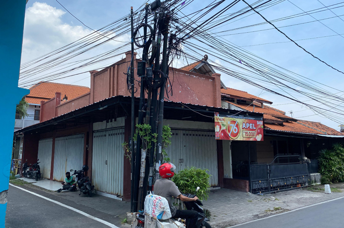 SEMRAWUT: Pemkab Jombang gencar menertibkan keberadaan kabel dan tiang internet yang semrawut di sejumlah ruas jalan perkotaan