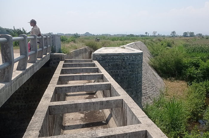 BANGUNAN MATI: Kondisi saluran irigasi Pariterong di Desa Jarakkulon, Kecamatan Jogoroto, Jombang terbengkalai dan belum berfungsi.