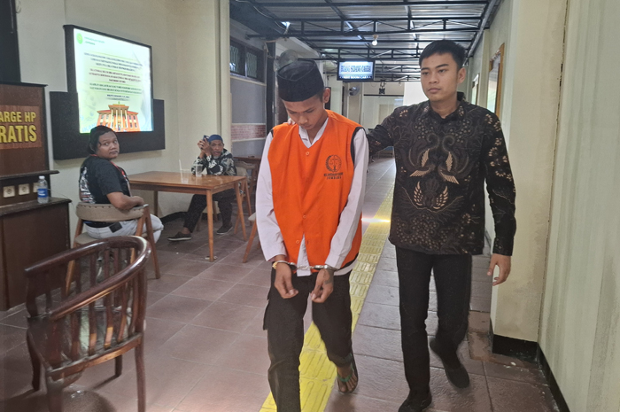 Vonis ringan dijatuhkan majelis hakim Pengadilan Negeri (PN) Jombang terhadap Hanif Mansyur Mustofa, 19, terdakwa kasus pembunuhan di hutan Kabuh, Jombang.