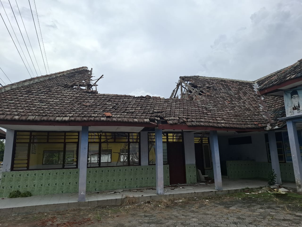 MEMPRIHARJNKAN: Gedung bekas kantor Wilker Pendidikan Kecamatan Ngusikan, Jombang yang ambrol, (3/10).