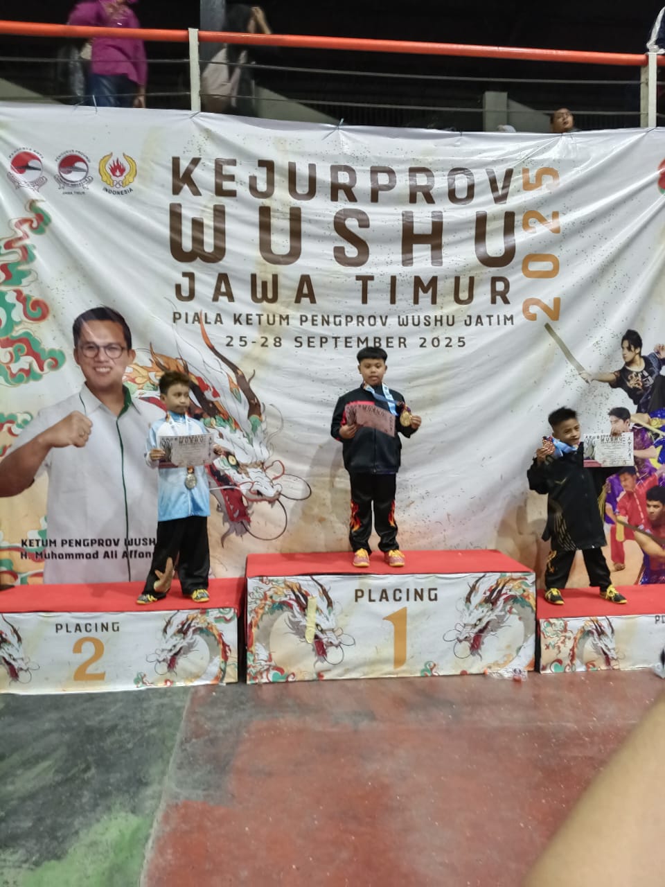 MEMBANGGAKAN: Rafisqy Evano Alfarezi, siswq kelas 2 SD Plus Darul Ulum Jombang menenteng medali hasil kejuaraan.