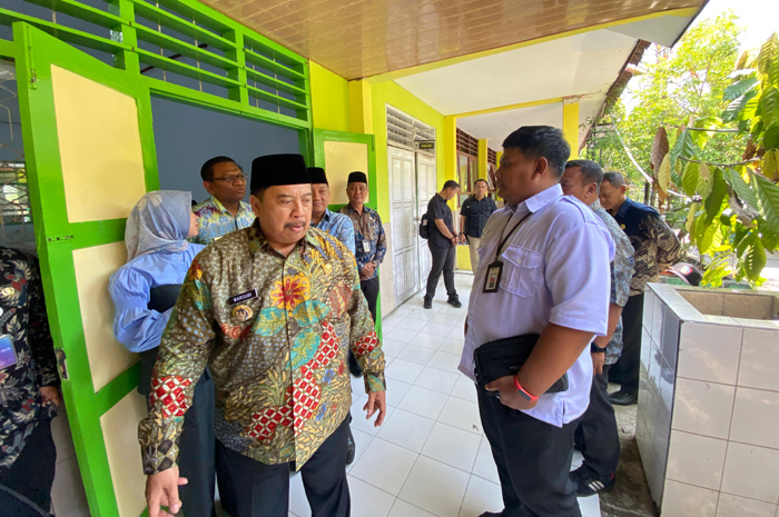 TEGAS: Bupati Warsubi saat menemui vendor SPPG di SMPN 1 Sumobito, Jombang, Kamis (2/10).