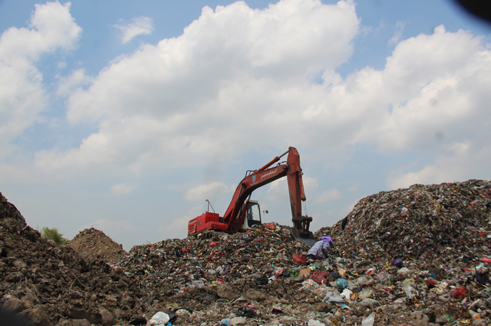 MENGGUNUNG: Ribuan ton sampah menggunung di tempat pembuangan akhir Banjardowo Kecamatan Jombang, (2/10).