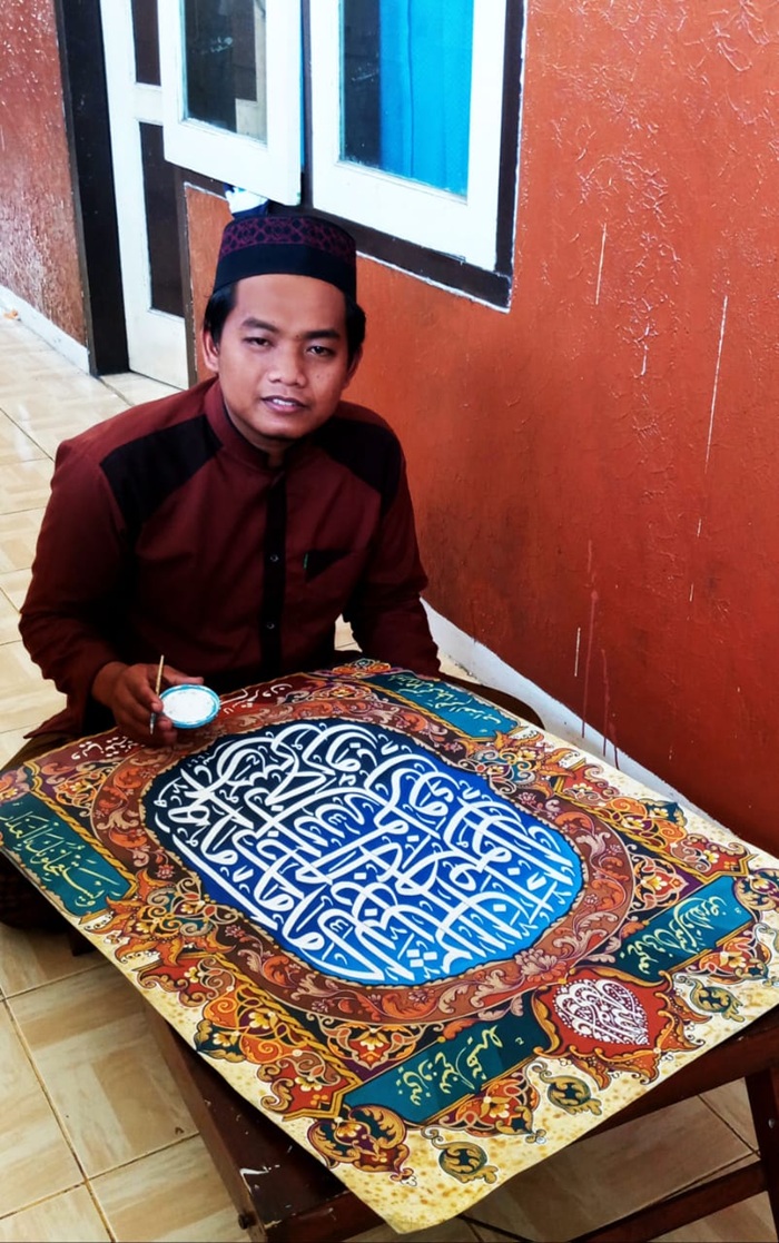 BERPRESTASI: Guru MAN 1 Jombang, Alfiyan Arief Mahfuzhi MPd, yang sering juara lomba kaligrafi.