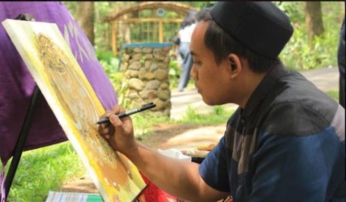 TERUS BELAJAR: Guru MAN 1 Jombang, Alfiyan Arief Mahfuzhi MPd, guru MAN 1 Jombang yang sejak mahasiswa meraih beasiswa karena prestasi di kaligrafi.