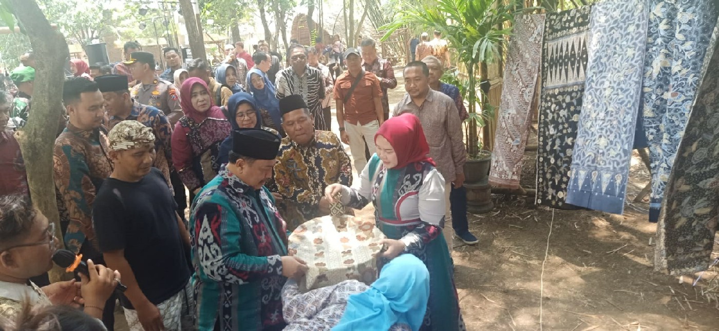 KEBANGGAAN: Kepala Desa Mojotrisno Nanang Sugiarto mendampingi para tamu undangan saat acara pembukaan Wastra Alami Jombang di Pasar Barongan, Kali Gunting, Sabtu (4/10) pagi.