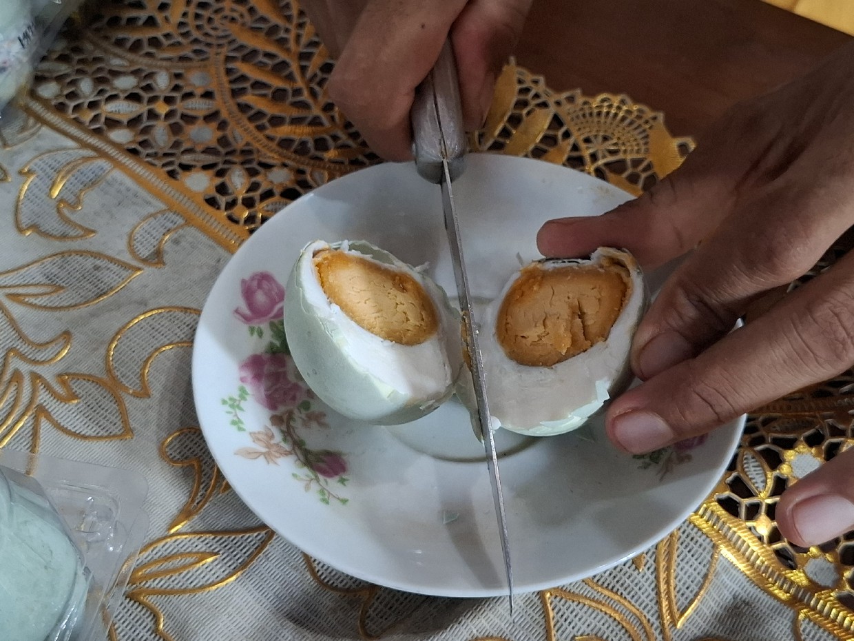 Telur asin buatan Agus Supriyono, warga Desa Cukir, Diwek Jombang menggunakan metode batu bata merah.