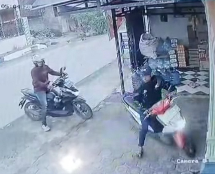 Sepeda motor Honda Beat milik warga raib saat diparkir di depan toko di Kecamatan Megaluh, Jumat (3/10).